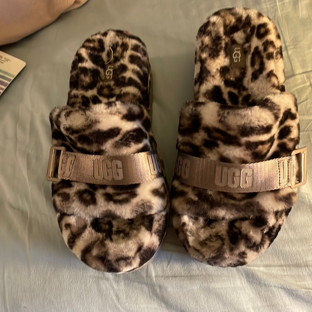 Ugg fuzzy slippers sz 9 never worn